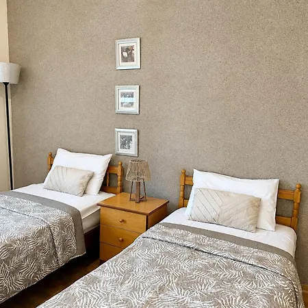Kings Gates Spacious 2-bedroom Near דירה